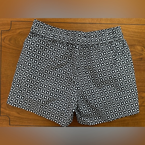 J.Crew Black & White Geometric Print Shorts | Size 4 - Picture 2 of 5